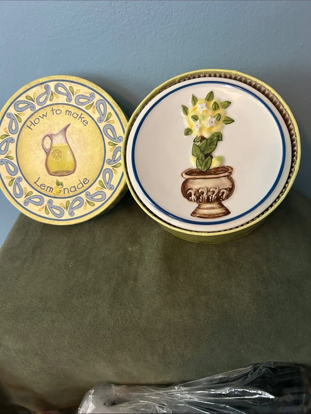 Sorrento Miniature Lemon Plates 3D Majolica -like Yellow and Blue Set of 4 EUC